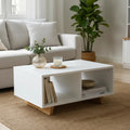 Mesa ratona Nomad blanca con patas color miel en living